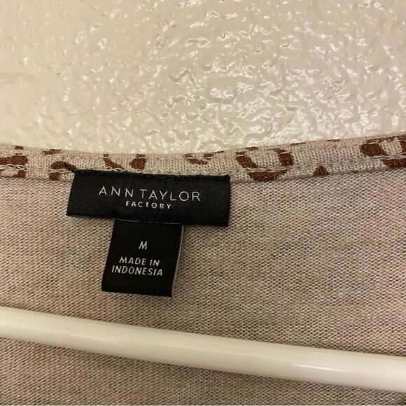 Ann Taylor Factory leopard print knit blouse top ruffled 3/4 sleeves crew neck M - Picture 5 of 9